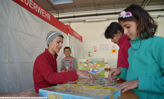 Asylwerber wurden kurzzeitig auch in der Landesfeuerwehrschule in Telfs aufgenommen, die Kinder vertrieben sich mit Spielen die Zeit.