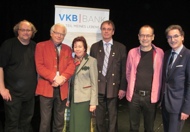 Kabarettist Günther Lainer, Gustav und Ilse Schauer (Trachtenmodegeschäft Bad Ischl), der Bad Ischler VKB-Direktor Christian Elmer, Kabarettist Ernst Aigner und VKB-Regionaldirektor Wolfgang Plasser.
