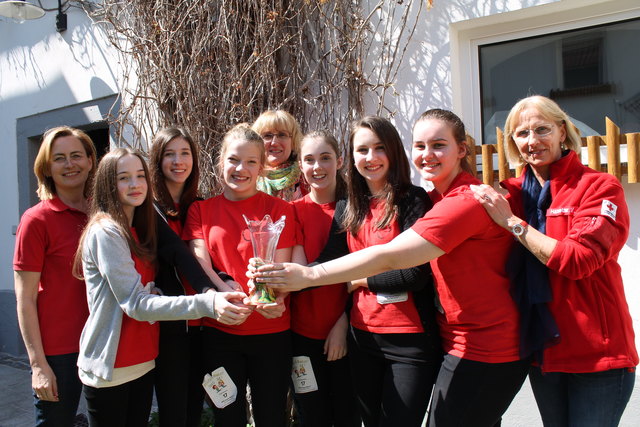 Die NMS Schwertberg siegte im Erste Hilfe Bewerb: Am Bild v. li. Bewerbsleiterin Martina Stummer, Carina Wansch, Elena Resch, Simone Leitner, Renate Derntl, Marie Brandstätter, Carina Lettner, Manuela Lekavski und Vera Hametner