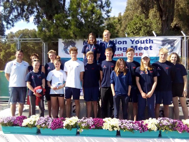 Österreichische Mannschaft in Limassol/Zypern - rechts außen Trainer Robert Schurm, 1. v. l. in hinterer Reihe Franziska Ruttenstock