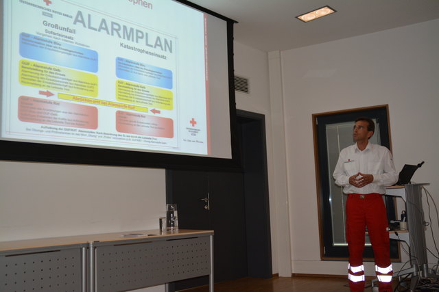 Gerhard Thurner, Bezirksrettungskommandant in Kufstein, berichtete über den grenzüberschreitenden Einsatz in Bad Aibling. | Foto: RK Kufstein