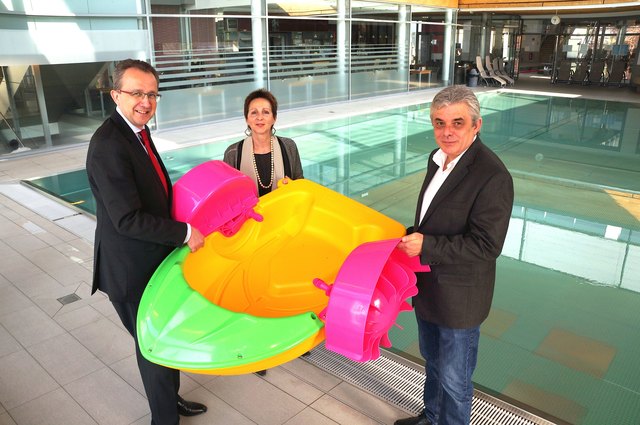 Bürgermeister Matthias Stadler, die Leiterin des städtischen Gesundheitsamtes Doris Schweitzer sowie Bäderchef Martin Fuchs präsentierten die neuen „Aqua Paddler“, mit denen im Sommer durch das Citysplash gedüst werden kann.