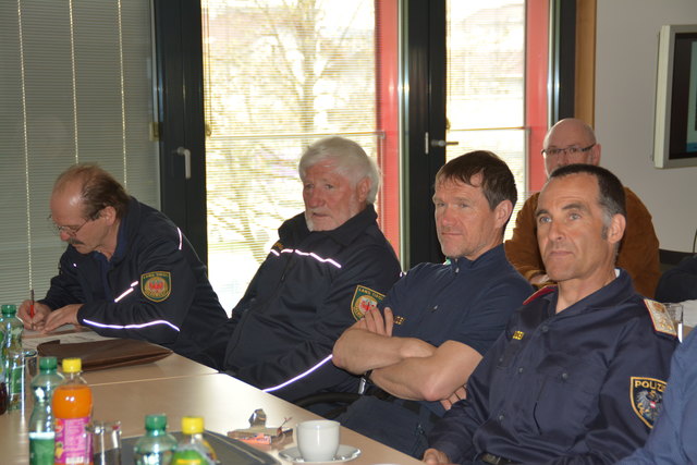 ... darunter Bergwacht und Polizei ...