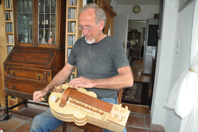 Karl Maximilian Riedel ist selbst begeisterter Musiker. Sein "Spezialgebiet" ist der Drehleierbau.