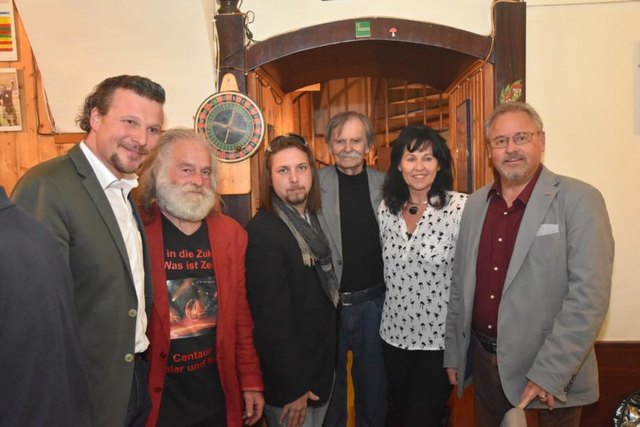 Stadtrat Wolfgang Germ, Centauri Alpha, Galerist Martin Del Cardinale, Jubilar Damir Veble, Sylvia Leitner und Gemeinderat Dr. Gerhard Leitner