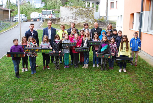 Machen Maria Saal bunter und schützen gleichzeitig die Bienen: die Schüler der dritten Klassen der Volksschule mit Georg Schweiger, Thomas Jordan, Ines Semmelrock, Karl Lerchbaumer, Marina Slanic, Anton Schmidt und Gerit Obersteiner (v. l.)