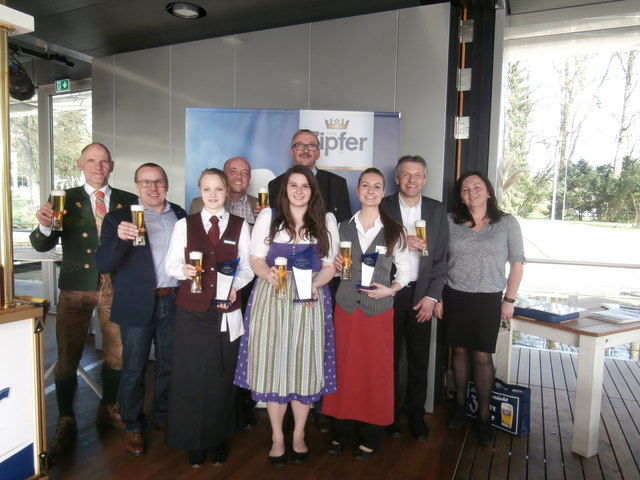 Gruppenfoto von links:
Dipl. Päd. Peter Prechtl – Tourismusschule Bad Ischl
DI Harald Raidl – Braumeister Zipf
Lena Klement – BBS Weyer, 2. Platz
Dipl. Päd. Martin Eibenberger BEd – BBS Weyer
Linda Eder – Tourismusschule Bad Ischl, 1. Platz
Gerhard