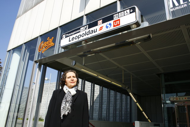 Im Sommer mit dem Rad zum nächsten Bankomaten, im Winter mit den Öffis – so kommt Eleonore Raba aus der Nordrandsiedlung an Bargeld.