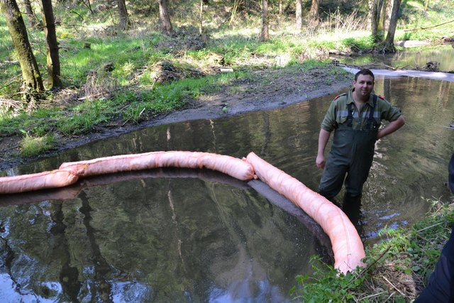 Die Einsatzkräfte haben Sperren errichtet, damit sich das Öl nicht noch weiter ausbreitet. | Foto: FF Schärding