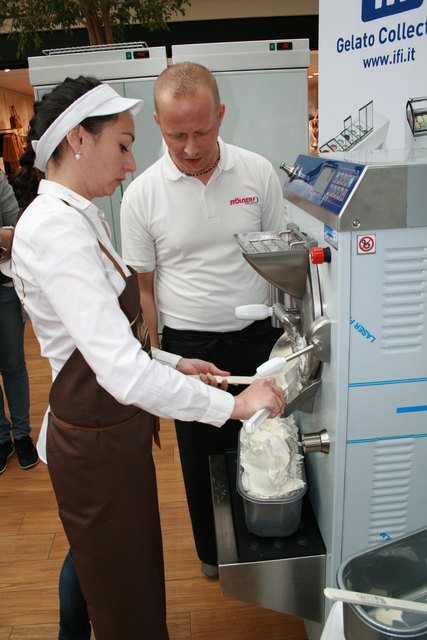 Wolfgang Steininger steht an den Eismaschinen immer mit einer helfenden Hand zur Seite. Die routinierte Laureta Ejupi hat aber beim Zitroneneis alles unter Kontrolle.