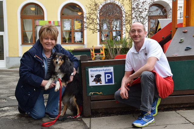Brigitte Samwald mit Hündin Emily und Markus Leinert beim "Hundeparkplatz" vor der Fleischerei Ströbl.
