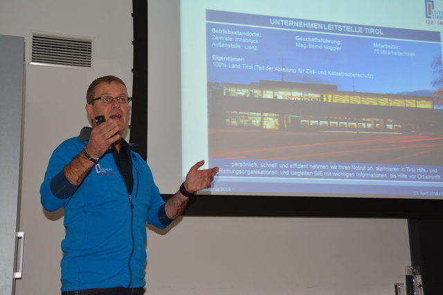 Gerhard Stauders Kollegen bearbeiten rund 450.000 Anrufe pro Jahr, 37 Prozent davon sind Notrufe. 87 mal wurde über die "Bergrettungs-App" Hilfe gerufen.