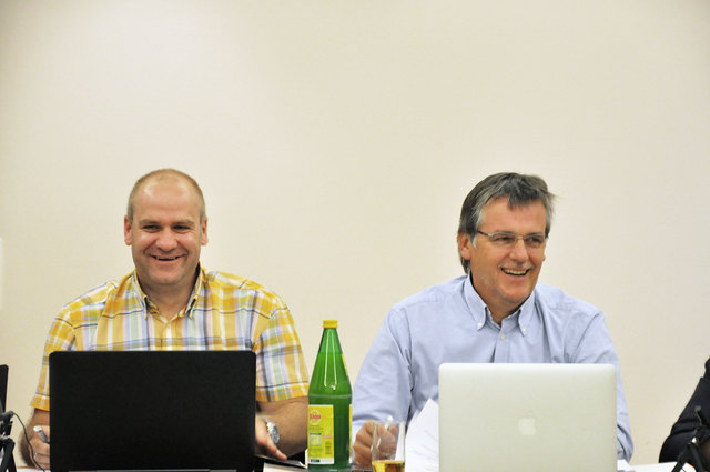 Bgm. Werner Haberl (li.) freut sich über das gelungene Rechenwerk, Vizebgm. Heinrich Dominici kritisiert die unvollständige Buchhaltung.