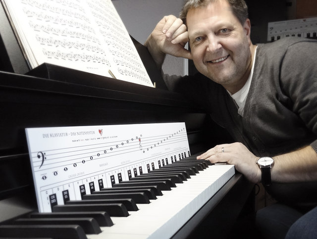 Bernhard Rauchbauer übt natürlich auch selbst mit seiner "Klaviatur mit Herz".