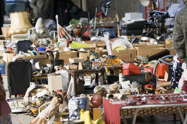 Stöbern und Feilschen mit den Nachbarn steht am 30. April auf dem Programm. | Foto: Rolf van Melis/pixelio