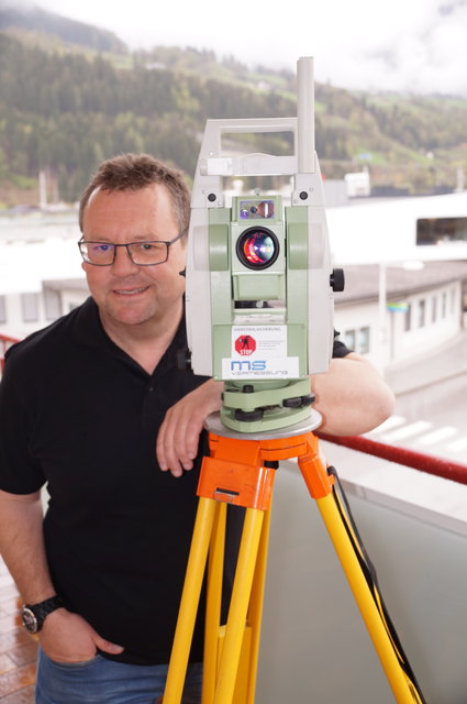 Manfred Schützenhofer, Eigentümer der MS-Vermessung in Bischofshofen, vermisst den Pongau mit seiner Einmannstation – seiner, wie er selbst sagt, "Playstation" in der Firma.