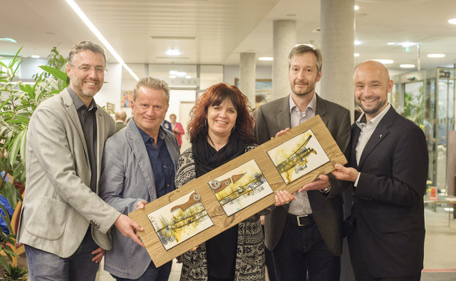 Kunst für Körper und Seele: Dr. Christian Brenneis, Bgm. Werner Entner, Christine Gasser, Dr. Horst Oexle, Christian Elzinger bei der Vernissage im Rehazentrum Münster. | Foto: inpublic