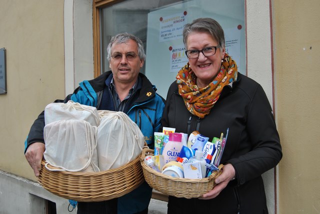 Pfarrer Jakob Patsch und Christl Chesi mit Hygienepaketen. | Foto: Rachbaur
