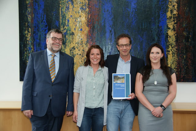 Studienpräsentation: Bgm. Wolfgang Jörg (2. v. re.) mit Julia Sapinsky, Eva-Maria Weinseisen und Gottfried Tappeiner.