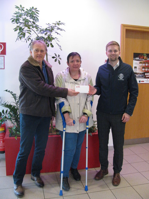 Albert Griesbacher (Lions Club Perg-Machland) und Michael Wimmer (Leo Club) mit Gabriele El Tahir.