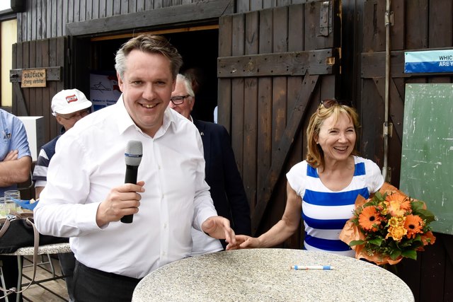 Johann Allinger dankt Ingrid Prochazka, ohne deren Organisationstalent und Einsatz vieles nicht möglich wäre.