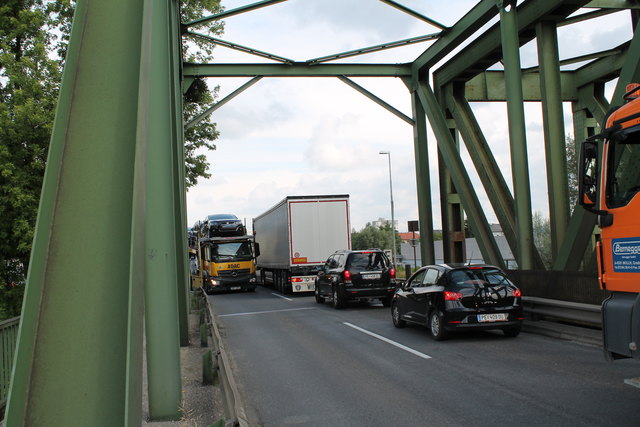 Der tägliche Stau auf der Mauthausener Brücke ist nur eines von vielen Verkehrsproblemen im Zentralraum. | Foto: BRS