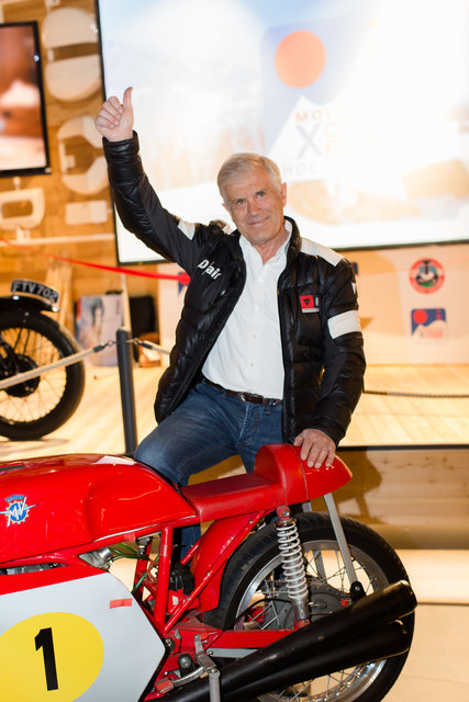 Daumen nach oben von Motorrad-Rekordweltmeister Giacomo Agostini für das Top Mountain Motorcycle Museum.