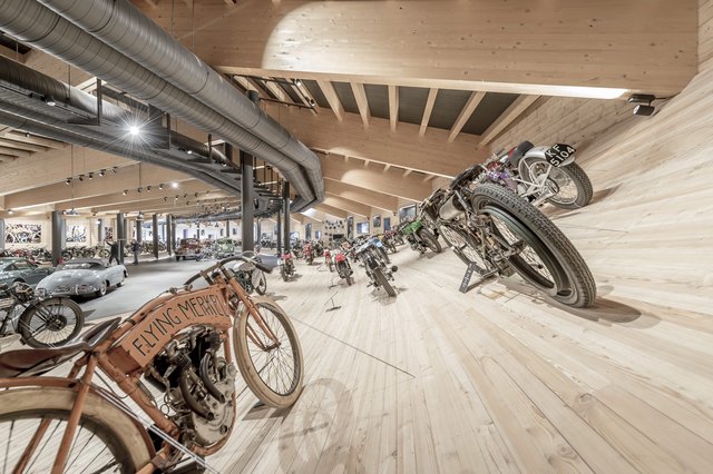 Architektonisch anspruchsvoll: Eine Steilkurve stellt die Verbindung zum Motorsport her.