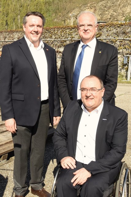 Obmann Johann Allinger, BM Reinhard Resch, Stadtrat Albert Kisling: Von der Sonne geblendet.