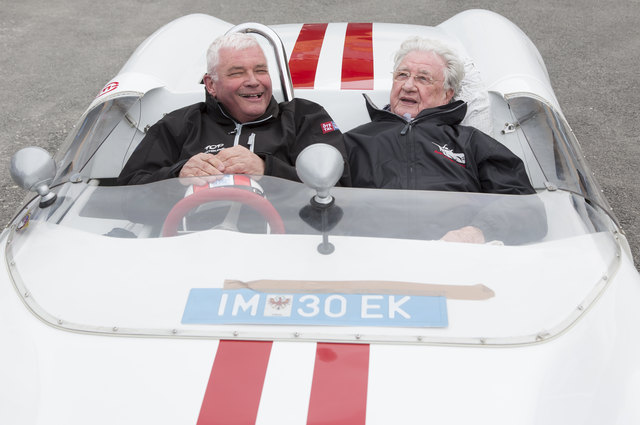 Die deutsche Rennsportlegende Hans Herrmann (r.) reiste im Lotus an