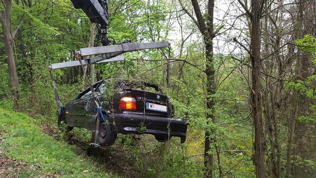 Mittels Wechselladefahrzeug-Kran konnte der Pkw rasch geborgen werden. | Foto: FF Klosterneuburg