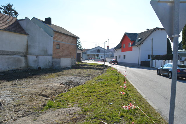 Die Schule in Steinbrunn bekommt eine verkehrsberuhigte Zufahrt inklusive neuer Parkplätze und Grünflächen