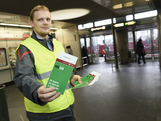 An den betroffenen Station teilen Mitarbeiter Info-Folder aus. | Foto: Johannes Zinner