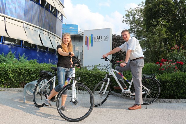 Mit gutem Beispiel voran: Hall-AG-Chef Christian Holzknecht (re.) hat zwei E-Bikes als Firmenfahrzeuge angschafft
