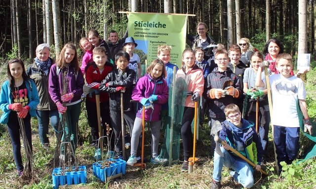 Gabriele Vorraber, Josef Krogger und Franz Schaffler von der Landwirtschaftskammer mit Lehrerinnen und Schüler der NMS Weiz III