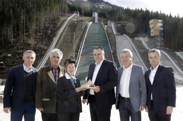 NAZ-GF Christian Schwarz, der Präsident des Steirischen Schiverbandes Helmuth Lexer, Bgm. Christine Holzweber, BM Hans Peter Doskozil, LAbg. Anton Lang und Ingo Reisinger (Büro LR Schickhofer)