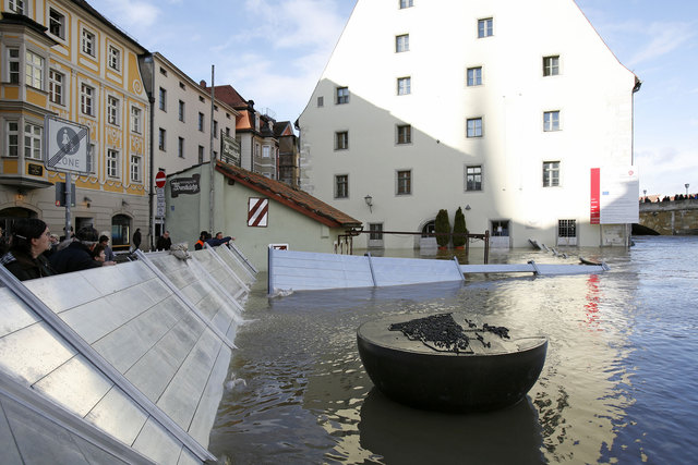 Hochwasserschutz in Regensburg: Mit Planken wird das Wasser abgehalten | Foto: Peter Ferstl/Stadt Regensburg