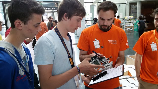 Daniel Schröder und Benjamin Otter präsentierten ihren Roboter der Jury. | Foto: KK