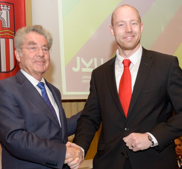 Bundespräsident Heinz Fischer überreicht Markus Schörgenhumer den Ring. | Foto: JKU/Pullirsch