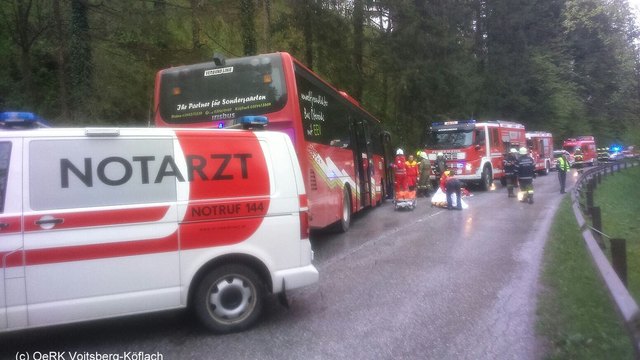 Das Großaufgebot der Einsatzkräfte wurde aufgrund des leeren Busses zum Glück nicht benötigt. | Foto: Rotes Kreuz