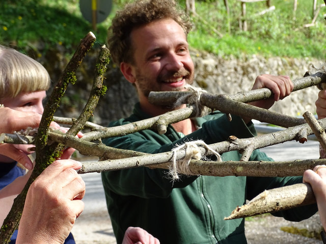 Künstler Peter Moosgaard fertigte für das Museum vor Ort bereits eine Seilbahngondel aus Zweigen an, die man bei der Eröffnung sieht | Foto: KK