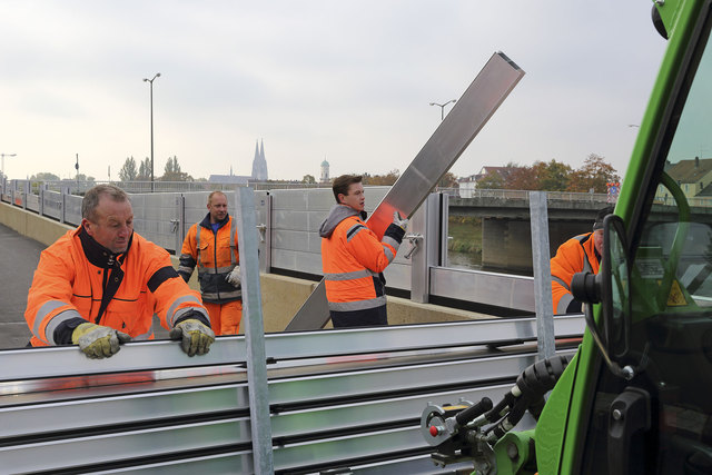 Binnen weniger Stunden bauen die Mitarbeiter des Wirtschaftshofes die Planken auf | Foto: Peter Ferstl/Stadt Regensburg