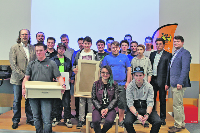 Die Teilnehmer beim Lehrlingswettbewerb wurden bei der Bezirksversammlung geehrt. Rechts: Lehringswart Stefan Kalischko, 2. v. r.: Landesinnungsmeister Alois Kitzberger, Links: Bezirksobermeister Gerhard Scheschy, 2. v. l.: Landesinnungsmeister-Stellvertr