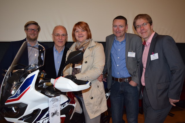 Probesitzen durfte WOCHE-Geschäftsstellenleiterin Bettina Thallmann im Autohaus Reichel unter der Aufsicht von Bernd Leitner, Siegfried Nerath, Rudolf Reichel und Wolfgang Kemeter. (v.l.n.r.)