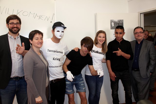 Nicolas Gampert, Sonja Wehsely, Hassan, Tarek, Laura, Tawid und Michael Chalupka (v.li.n.re.)