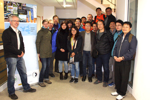 Thomas Hein (l.) und die am WasserCluster beschäftigte Dissertantin Tz-Ching Yeh (5.v.l.) begrüßten die Forscher aus Taiwan in Lunz. | Foto: Lugbauer