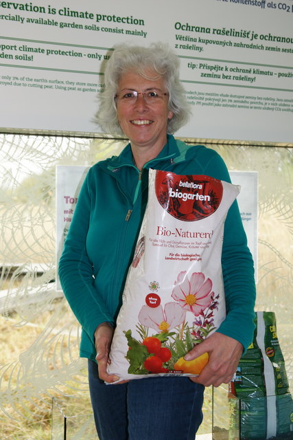 UnterWasserReich-Geschäftsführerin Monika Hubik wirbt für torffreie Blumenerde - unter anderem im UnterWasserReich erhältlich.