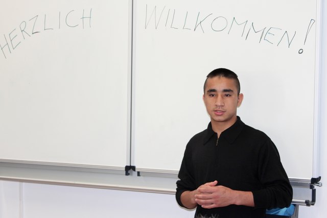 Tawid (16) aus Afghanistan hält eine Willkommensrede auf Deutsch. In seiner Heimat war er Jugendboxmeister und will österreichischer Champ werden - oder Mechaniker.