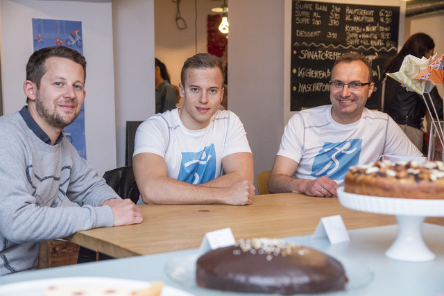 Fleischlos glücklich: Thomas Mühlbacher und Daniel Wohlmuth von Fitapp mit WOCHE-Redakteur Max Daublebsky (von rechts) bei einem vegetarischen Business-Lunch im „Tischlein deck dich“.