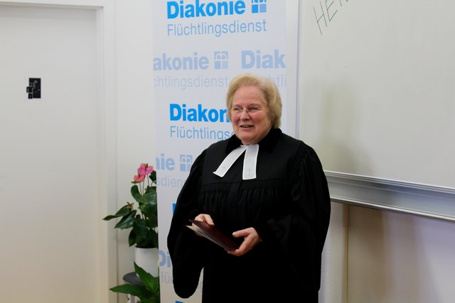 Pfarrerin Ingrid Vogel von der evangangelischen Pfarrgemeinde Hetzendorf segnet das Haus und alle, die hier leben und arbeiten